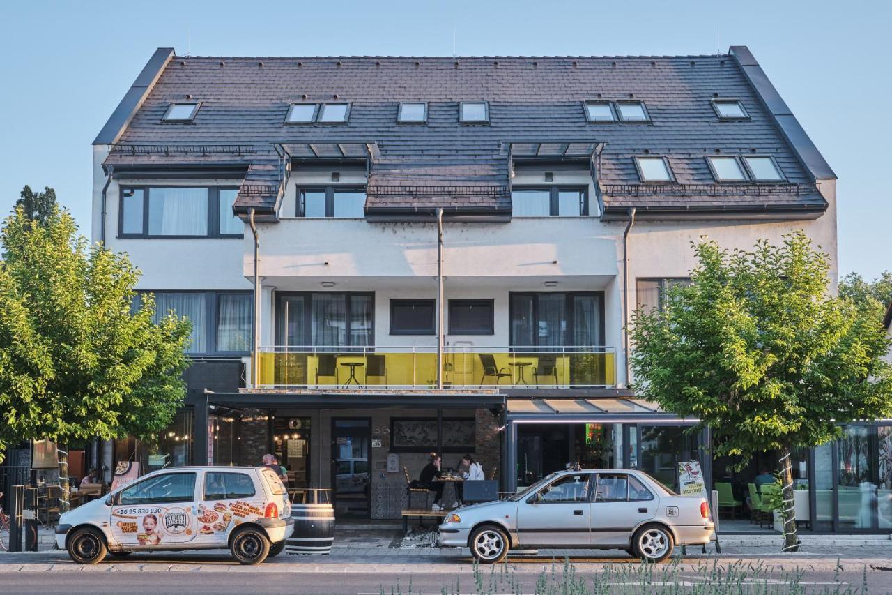 Apartman Rubin Sarvar Exterior photo
